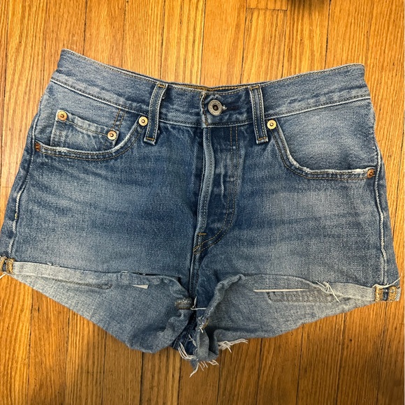 Levi’s Rolled Hem Shorts - Picture 1 of 2